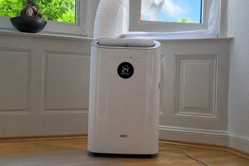 Dreo AC318S Klimaanlage in Betrieb in einem kleinen Zimmer